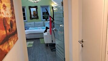 1 dormitorio, tabla de planchar con plancha, wifi y ropa de cama