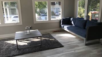 TV connectée, baby-foot, table de tennis de table, livres