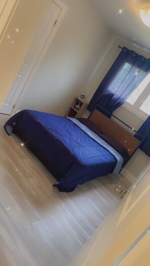 3 bedrooms, iron/ironing board, free WiFi, bed sheets - Wasaga Beach year round cottage! 3 minute walk to the longest fresh water Beach. (Wasaga Beach)