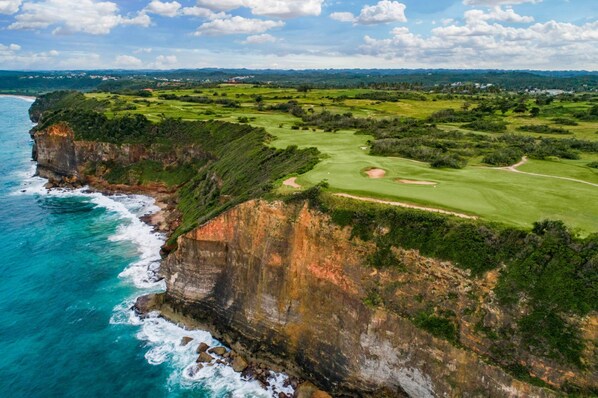 A coastal golf course with a cliff overlooking the ocean. - Immerse in the west coast of Puerto Rico at Islabella Guest House (Isabela)