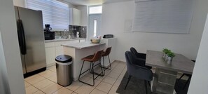 Kylskåp, mikrovågsugn, ugn och spishäll