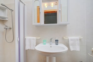 Standard Villa, Multiple Bedrooms (Villa Oasi al mare near the sea with) | Bathroom | Shower, hair dryer, bidet, towels - Villa Oasi al mare near the sea with pool (Melendugno)