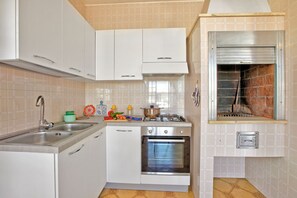 Fridge, oven, stovetop, coffee/tea maker - Casa Marangi 250 meters from the sea (Melendugno)
