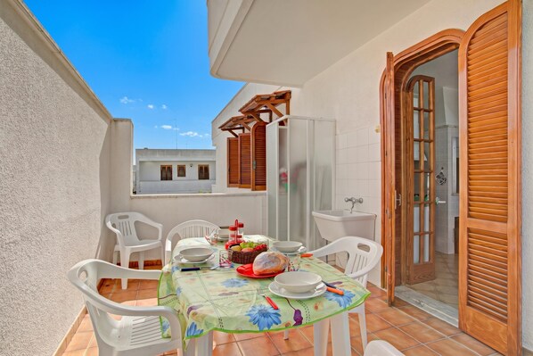 Casa familiar, varias habitaciones (Casa Marangi 250 meters from the sea) | Restaurante al aire libre