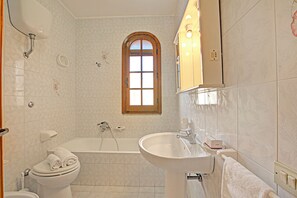Casa familiar, varias habitaciones (Casa Marangi 250 meters from the sea) | Baño | Ducha, secador de pelo, bidé y toallas