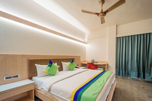 Kamar Premium | Meja kerja, tirai kedap cahaya, setrika/meja setrika, dan seprai linen