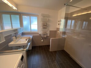 Shower, hair dryer, towels, soap - Geräumige und Modern Eingerichtete Ferienwohnung für Familien in Bergen (Bergen)