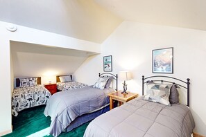 2 bedrooms, iron/ironing board, Internet, bed sheets - Charming Steamboat Springs condo with hot tub & grilling area - walk to lifts (Steamboat Springs)