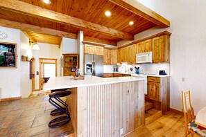 Kjøleskap, mikrobølgeovn, ovn og kokeplater