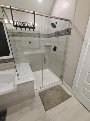 Regadera, secadora de cabello, bidet, toallas 