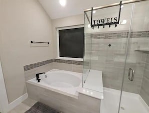 Shower, hair dryer, bidet, towels