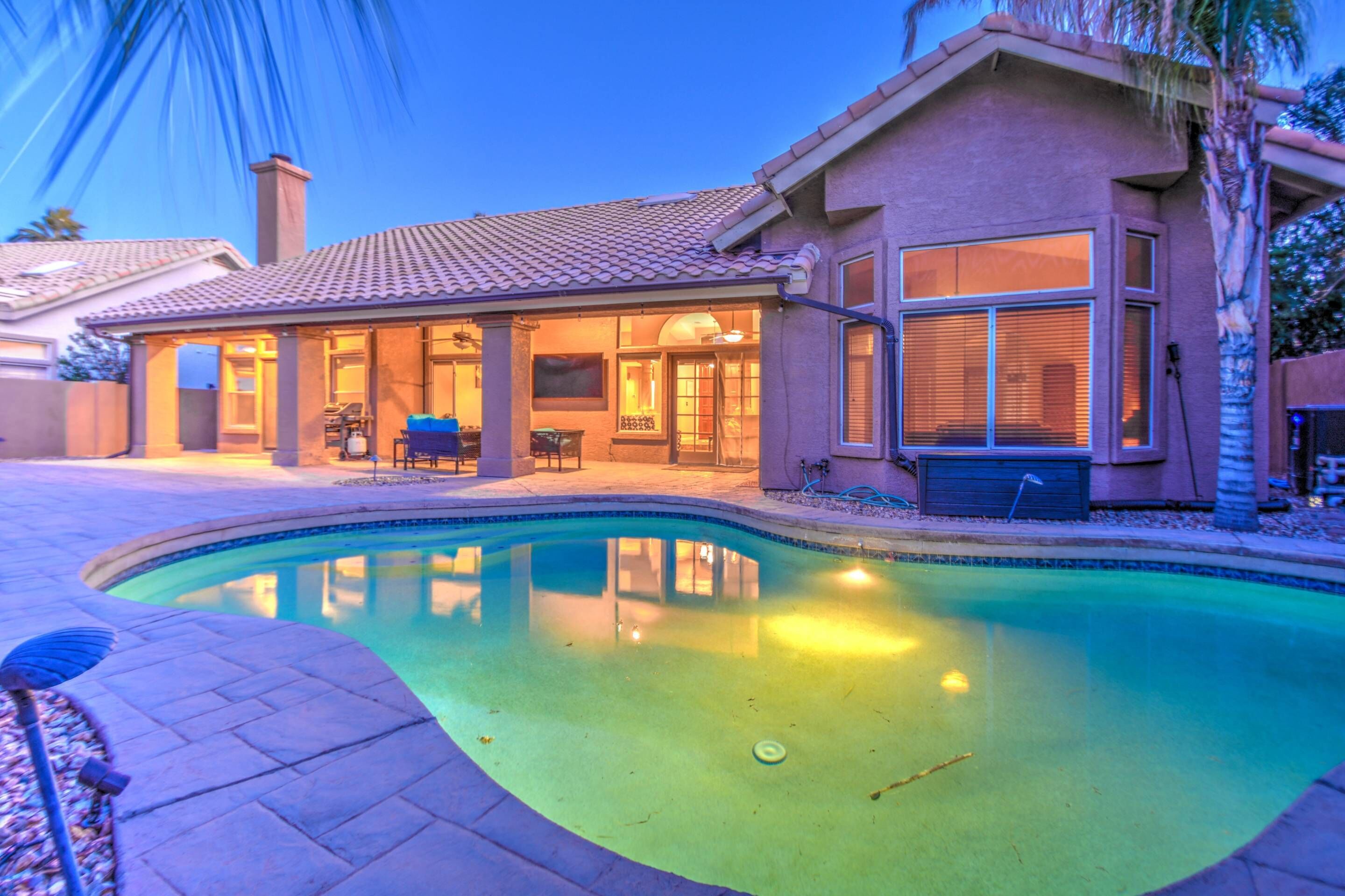 Close to South Mountain Preserve ~ Private Pool ~ Quiet Neighborhood ~ Easy Checkin ~ Outdoor TV
