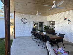 Outdoor dining - South Coast Retreat (Surfside)