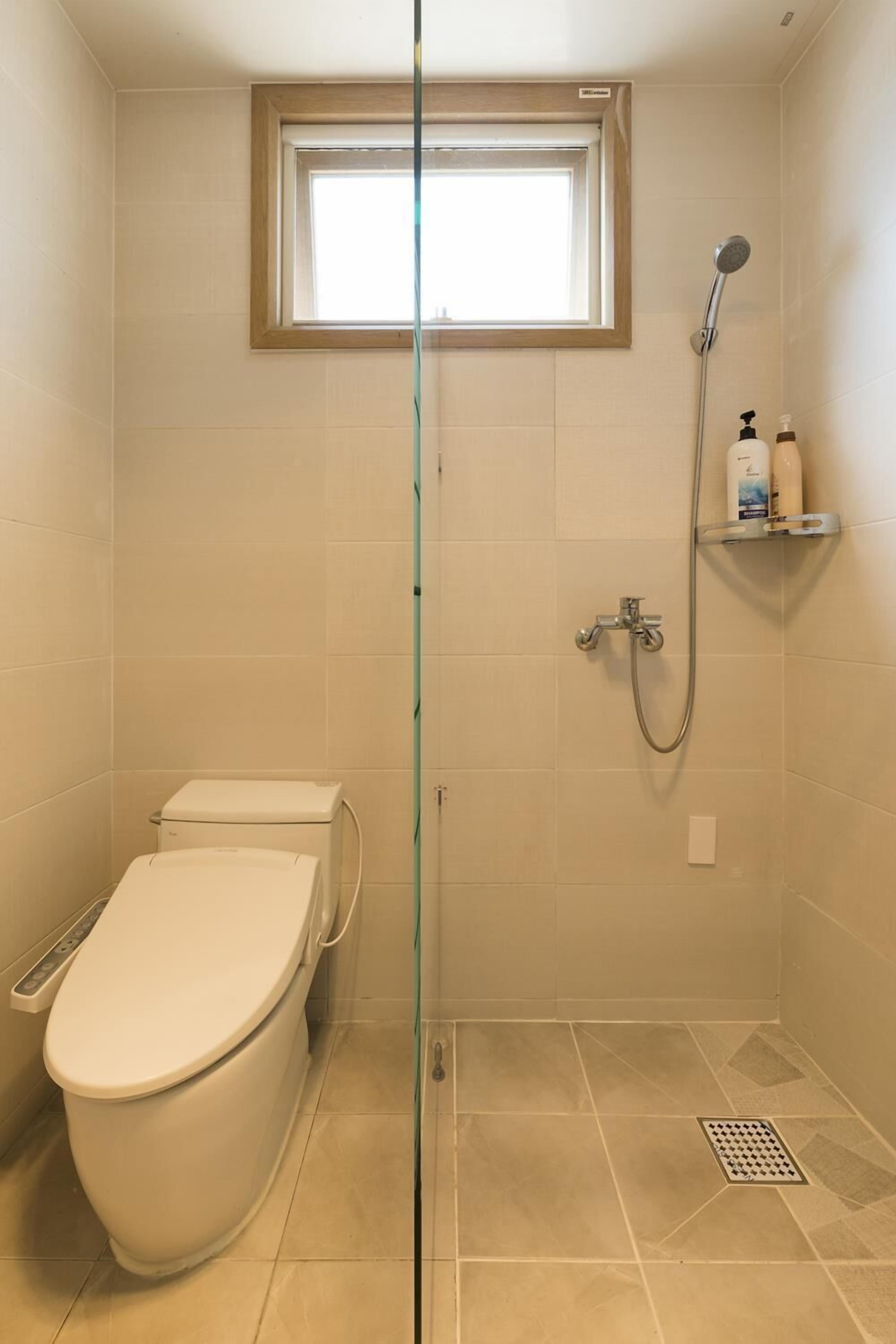Ducha, secador de pelo, bidet, toallas