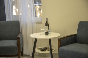 Deluxe Villa | Living area | 100-cm Smart TV with cable channels, fireplace, heated floors