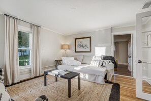 Living area - Bluebird Inn (Monument)