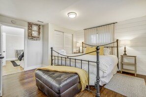 2 bedrooms, desk, laptop workspace, iron/ironing board - Bluebird Inn (Monument)