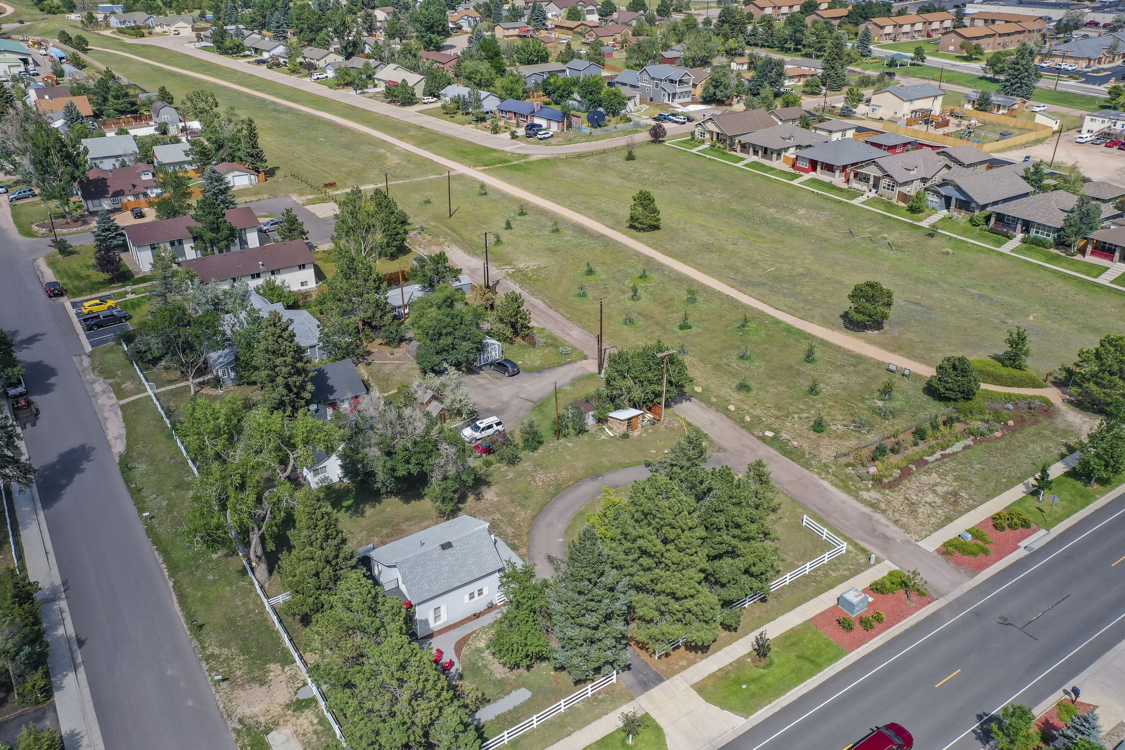 Luchtbeeld van een woongebied met huizen, wegen en groene ruimtes.