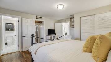 2 kamar tidur, meja kerja, dan ruang kerja ramah laptop