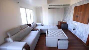 Executive Suite | Living area