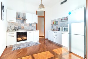 Réfrigérateur, four à micro-ondes, un four, surface de cuisson