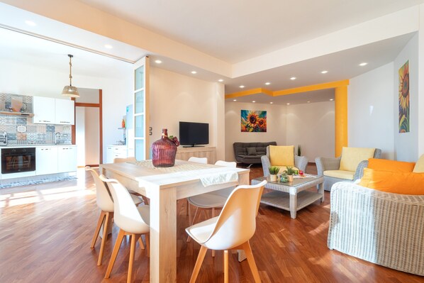 Interior - Apartment 'Sole E Girasoli' with Balcony and Air Conditioning (Molfetta)