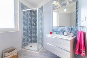 Ducha, artículos de higiene personal gratuitos y secador de pelo