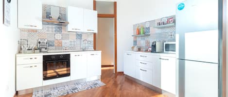 Réfrigérateur, four à micro-ondes, un four, surface de cuisson