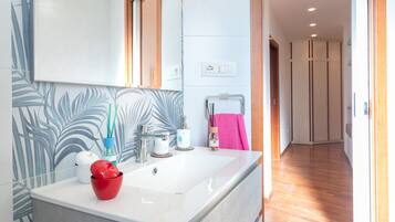 Dusche, kostenlose Toilettenartikel, Haartrockner, Handtücher