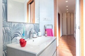 Regadera, amenidades de baño gratuitas, secadora de cabello, toallas 