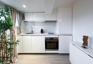 冷蔵庫、電子レンジ、オーブン、コンロ