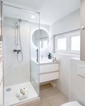 Douche, sèche-cheveux, serviettes fournies, savon
