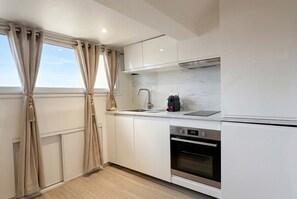 Réfrigérateur, four à micro-ondes, un four, surface de cuisson