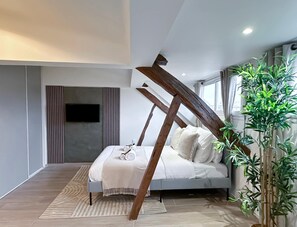 Desk, iron/ironing board, WiFi, bed sheets