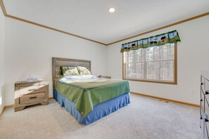 3 bedrooms, desk, iron/ironing board, WiFi - < 1 Mi to Beach: Peaceful Brant Lake Home! (Brant Lake)