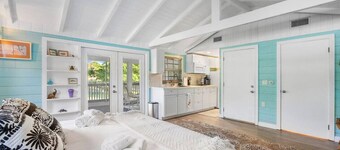 Palm Tree Island Estate: Heated Pool + Guest House