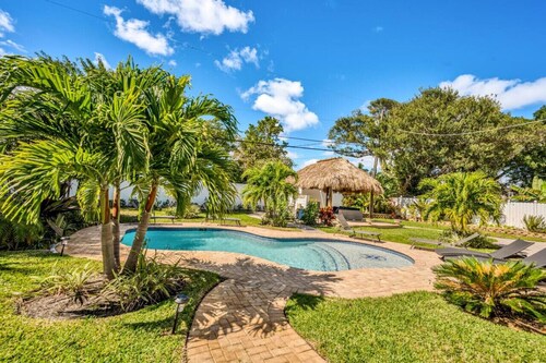 Palm Tree Island Estate: Heated Pool + Guest House