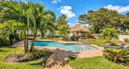 Palm Tree Island Estate: Heated Pool + Guest House