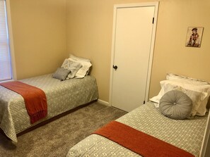 3 bedrooms, in-room safe, desk, travel cot