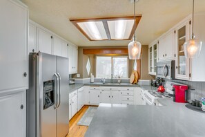 Fridge, microwave, stovetop, dishwasher - Mid-Century Mod Cottage, Steps to Lake Gregory! (Crestline)