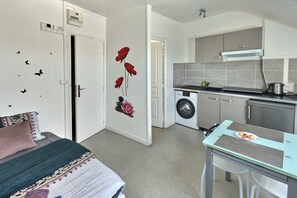 Private kitchen - Le Lumineux Studio 6 Face Gare Wifi Gratuit et à Deux pas du Centre Ville ! (Évreux)