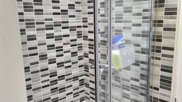 Douche, sĂšche-cheveux, serviettes fournies, papier toilette