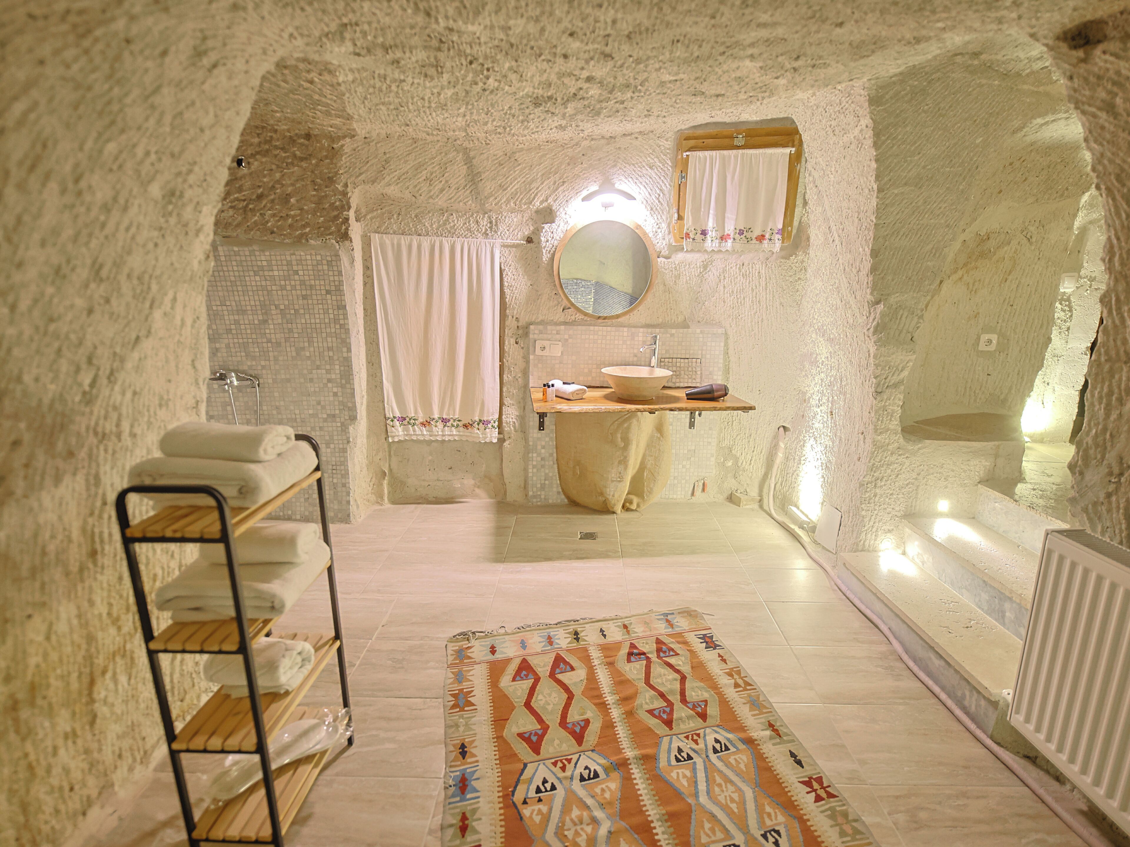 Pasabaglari Relaxation Pool Cave Suite | Bathroom | Eco-friendly toiletries, hair dryer, slippers, towels