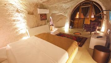 Pasabaglari Relaxation Pool Cave Suite | 起居区 | 32-英寸LED 电视(配备卫星频道)