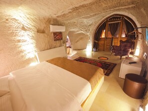 Pasabaglari Relaxation Pool Cave Suite | Living area | 32-inch LED TV with satellite channels - MY CAVE SUITE (Nevsehir)
