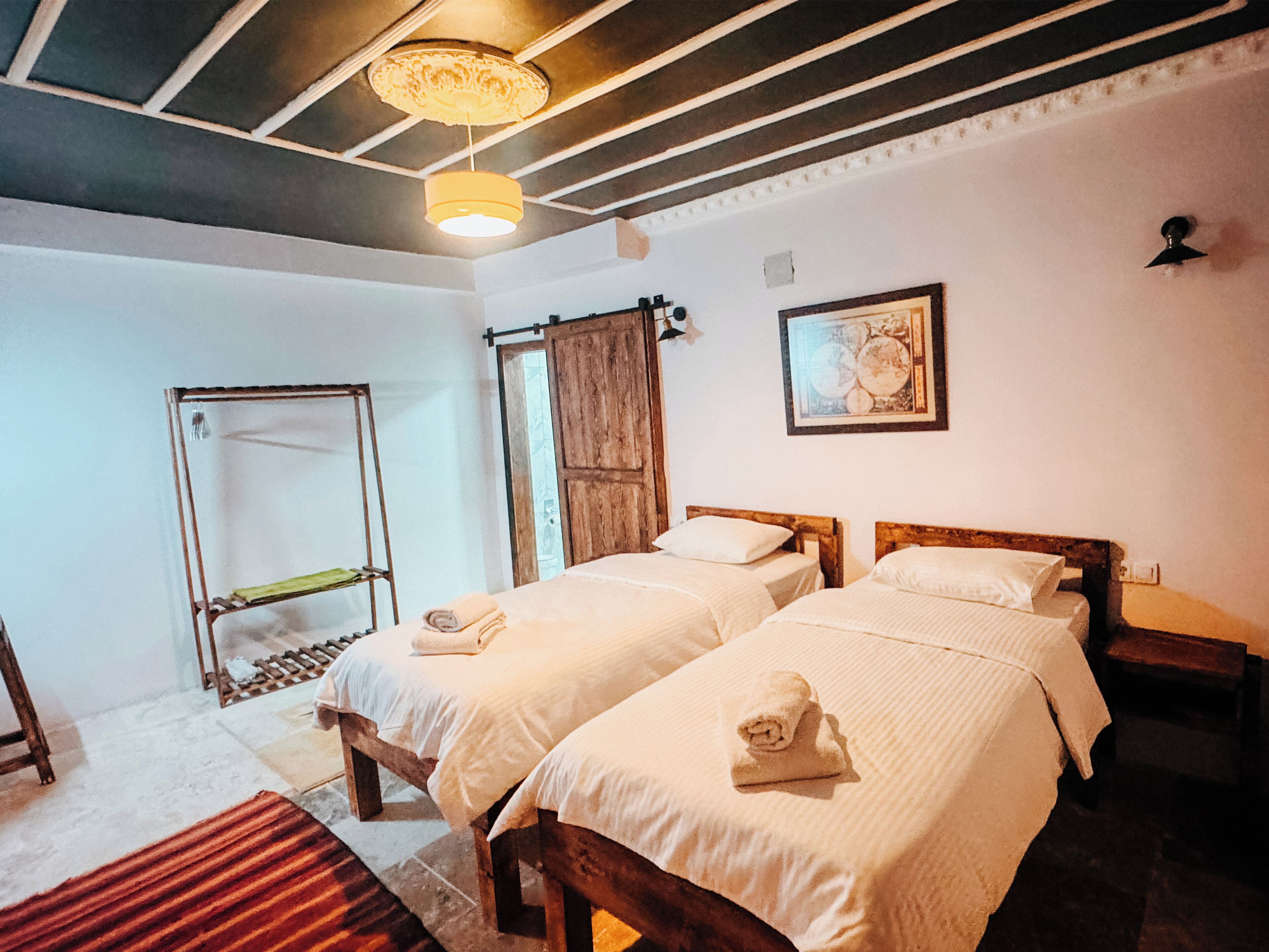 Monastery Standard Twin Room | Minibar, décoration personnalisée, ameublement personnalisé