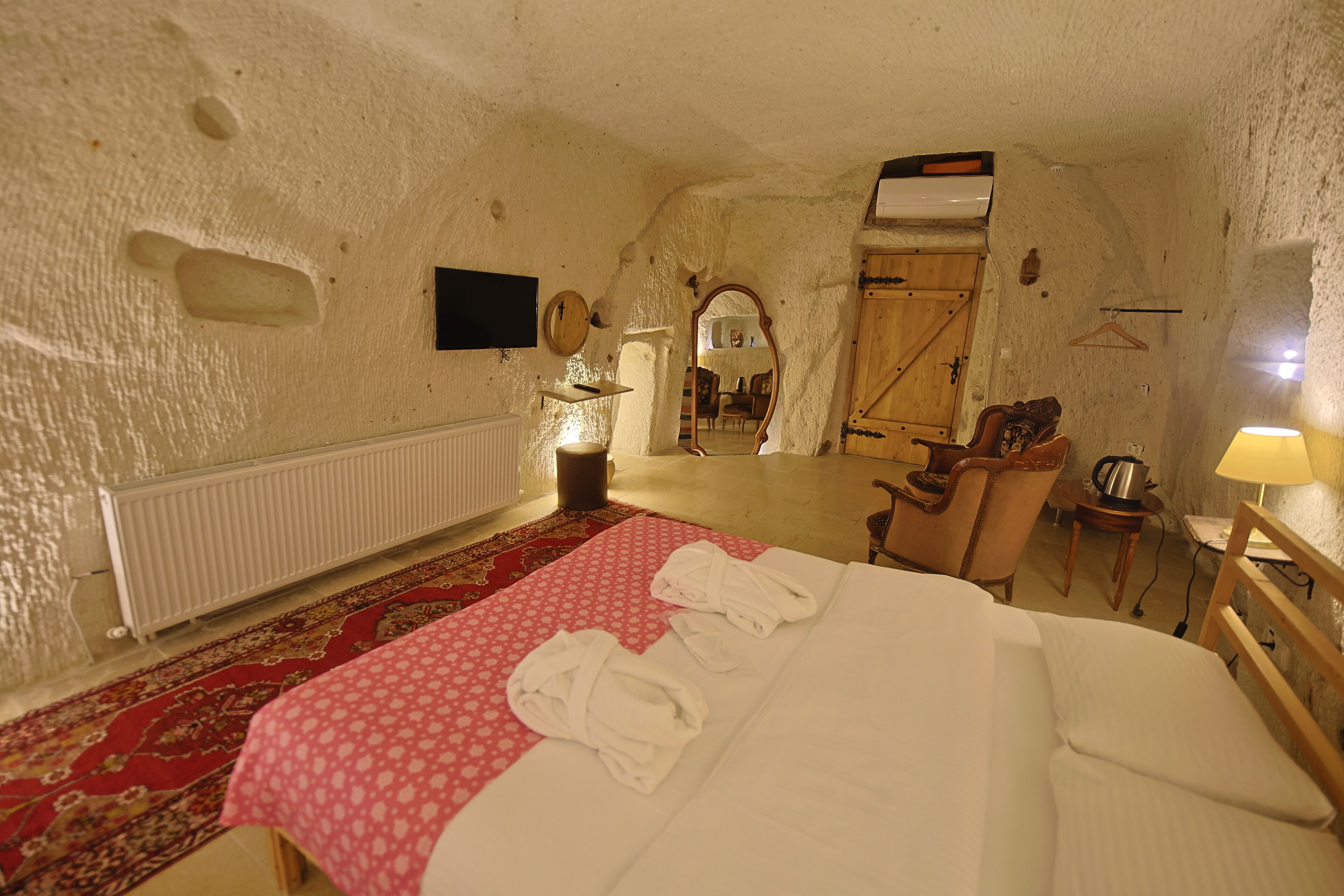 Luxury Room | Minibar, individually decorated, individually furnished, free WiFi