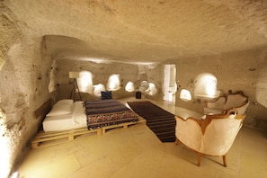 Minibar, decoración personalizada, muebles diferentes y wifi gratis