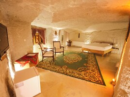 Minibar, decoración personalizada, muebles diferentes y wifi gratis 