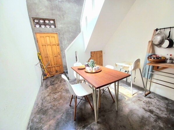 家庭獨棟房屋 | 房內用餐區